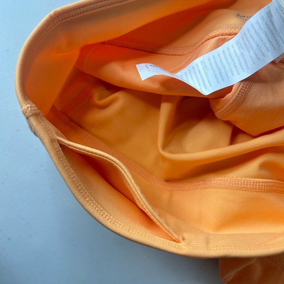 Fabletics Trinity Mid-rise Pocket Shorts 5” Marigold New Wave Size Small/6 NWT - Picture 3 of 4